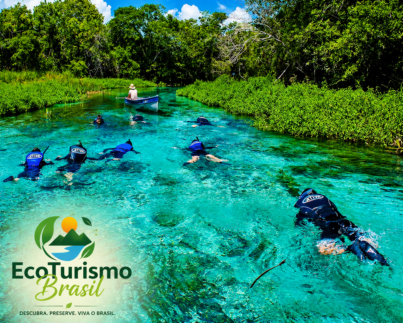 A imagem mostra um rio de águas extremamente cristalinas e azul-esverdeadas em meio à natureza exuberante de Bonito, no Mato Grosso do Sul. A água é tão transparente que é possível ver claramente o fundo arenoso e as plantas aquáticas.
No primeiro plano, várias pessoas praticam flutuação usando roupas de neoprene azuis, máscaras e snorkels. Elas estão deitadas sobre a água, com o rosto voltado para baixo, observando a vida subaquática. À direita, uma pessoa aparece mais próxima da câmera, parcialmente submersa.
Ao centro da imagem, um pequeno barco azul navega lentamente pelo rio. Dentro dele há uma pessoa sentada, usando chapéu claro, conduzindo a embarcação.
As margens do rio são cercadas por vegetação densa e muito verde, formada por árvores altas e arbustos que criam um corredor natural ao longo da água. O céu aparece parcialmente ao fundo, azul com algumas nuvens brancas.
No canto inferior esquerdo está o logotipo da EcoTurismo Brasil, composto por montanhas verdes, um sol amarelo e um rio azul. Abaixo do nome da empresa aparece a frase: “Descubra. Preserve. Viva o Brasil.”
A imagem transmite uma sensação de tranquilidade, contato com a natureza e contemplação, destacando a beleza das águas cristalinas e das atividades de ecoturismo em Bonito.