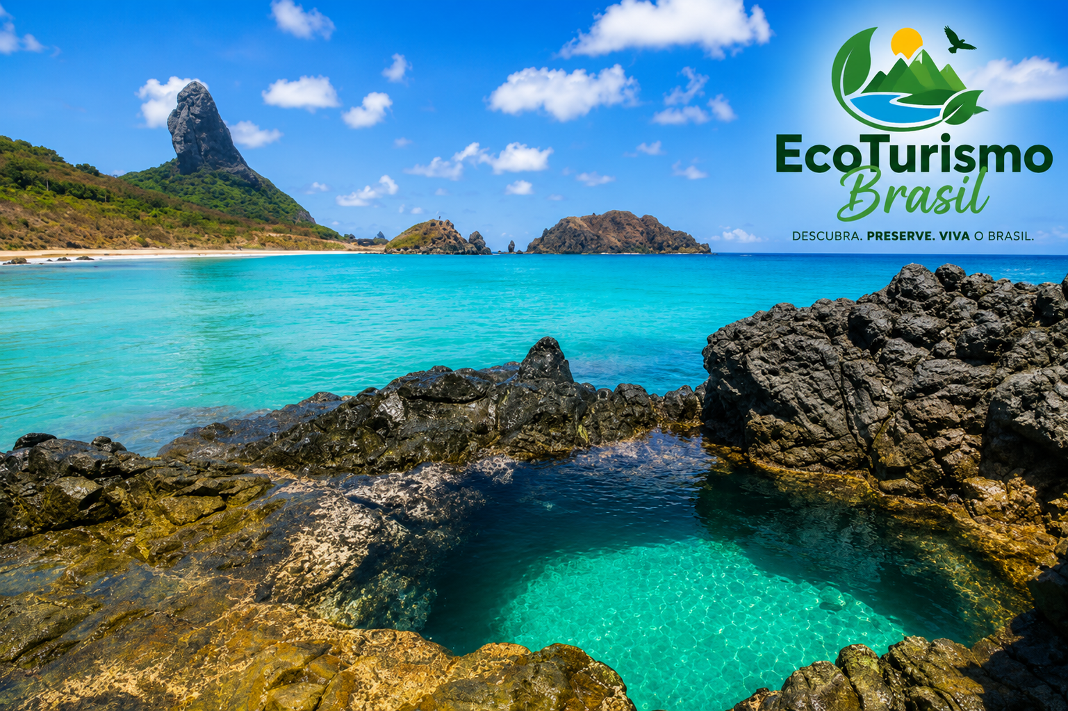 Imagem promocional de ecoturismo mostrando uma paisagem paradisíaca de praia. Em primeiro plano, há grandes rochas escuras e irregulares formando uma piscina natural de água cristalina em tons de azul-turquesa. A transparência da água permite ver o fundo rochoso.
Ao centro, o mar apresenta um degradê de azul claro para azul mais intenso, com águas calmas e limpas. À esquerda, uma faixa de areia clara acompanha a costa, cercada por vegetação verde. Destaca-se uma formação rochosa alta e estreita, semelhante a um grande monólito, que se eleva sobre a ilha.
Ao fundo, pequenas ilhas rochosas emergem do oceano sob um céu azul vibrante, pontilhado por nuvens brancas e fofas.
No canto superior direito, aparece o logotipo 