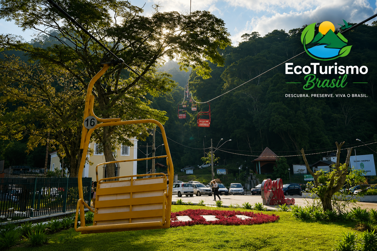 A imagem mostra a estação do teleférico de Nova Friburgo, na região serrana do Rio de Janeiro, em um fim de tarde ensolarado. A cena é cercada pela Mata Atlântica, com árvores altas e vegetação densa cobrindo as montanhas ao fundo.
Em primeiro plano, à esquerda, destaca-se uma cadeira amarela do teleférico suspensa pelos cabos de aço. A cadeira está vazia e possui o número 16 em um círculo branco preso à sua estrutura. Os cabos seguem em direção ao alto da montanha, criando linhas diagonais que conduzem o olhar para o centro da imagem.
Ao fundo, várias cabines vermelhas do teleférico aparecem suspensas ao longo do trajeto, subindo pela encosta coberta por mata. A luz do sol atravessa as copas das árvores, produzindo sombras e raios de luz entre os galhos.
Na parte inferior da imagem há um pequeno jardim com gramado verde e um canteiro de flores vermelhas. Próximo ao estacionamento, algumas pessoas caminham entre carros estacionados. Também é possível observar uma pequena construção com telhado em formato triangular e outras edificações ligadas ao complexo turístico.
A montanha coberta por floresta ocupa grande parte do lado direito da imagem, transmitindo a sensação de contato com a natureza e de aventura. O céu é azul claro, com nuvens brancas espalhadas.
No canto superior direito está o logotipo da EcoTurismo Brasil, formado por montanhas verdes, um rio azul e um sol amarelo. Abaixo do nome aparece o slogan: “Descubra. Preserve. Viva o Brasil.”
A imagem transmite tranquilidade e convida o visitante a apreciar as paisagens da Serra Fluminense, destacando o teleférico como uma das principais atrações turísticas de Nova Friburgo.